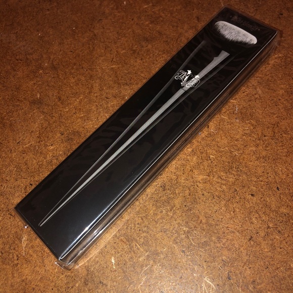 Lock-It Edge Foundation Brush - Picture 3 of 3